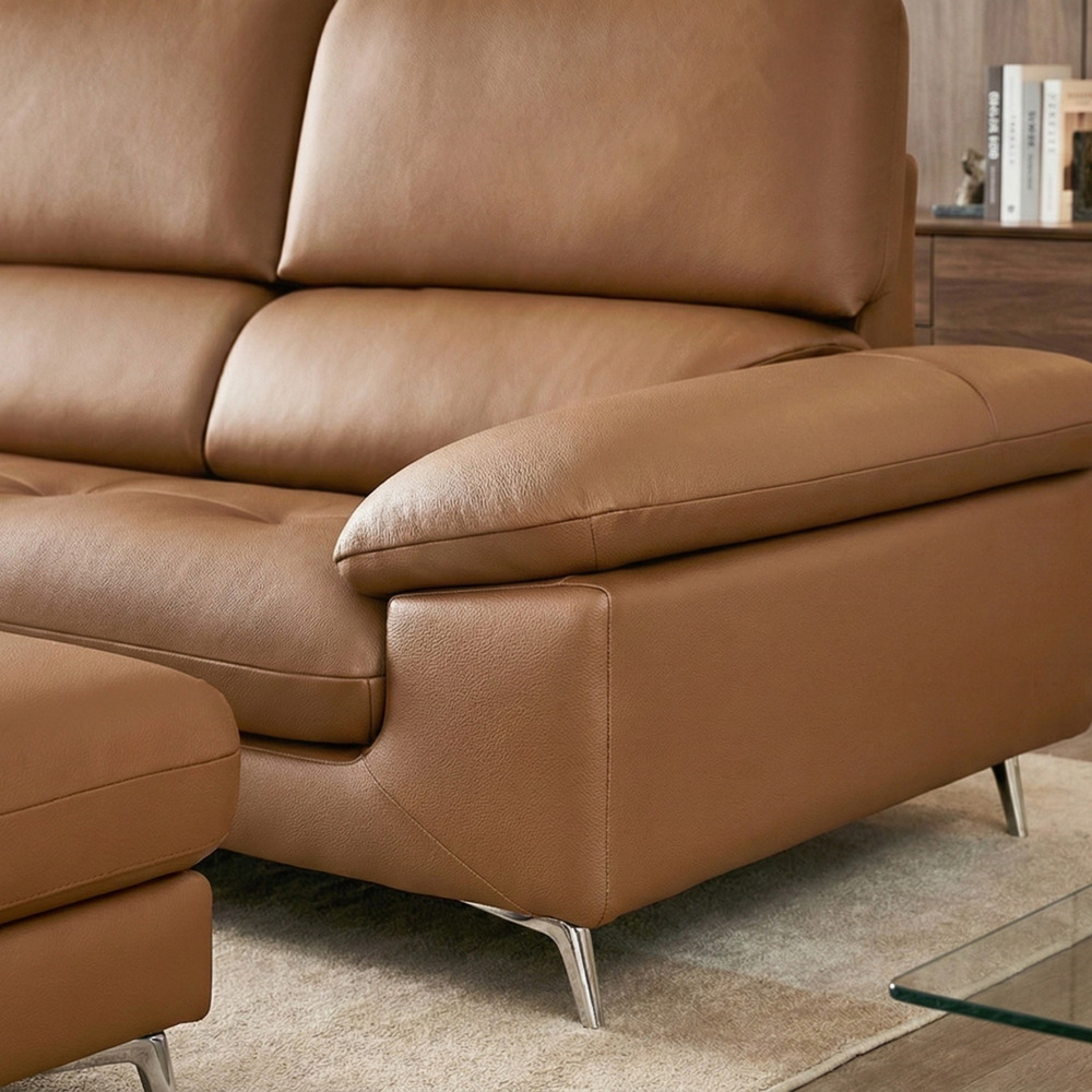 Chi tiết đệm ngồi và tựa lưng của sofa Ravell, với các điểm rút cúc (dimple) tinh tế trên bề mặt da màu nâu latte. Thiết k…