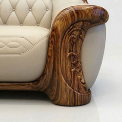 Cận cảnh chi tiết tay vịn của ghế sofa băng trong bộ SB8103-124. Tay vịn được làm từ gỗ mun tự nhiên với các đường vân gỗ…