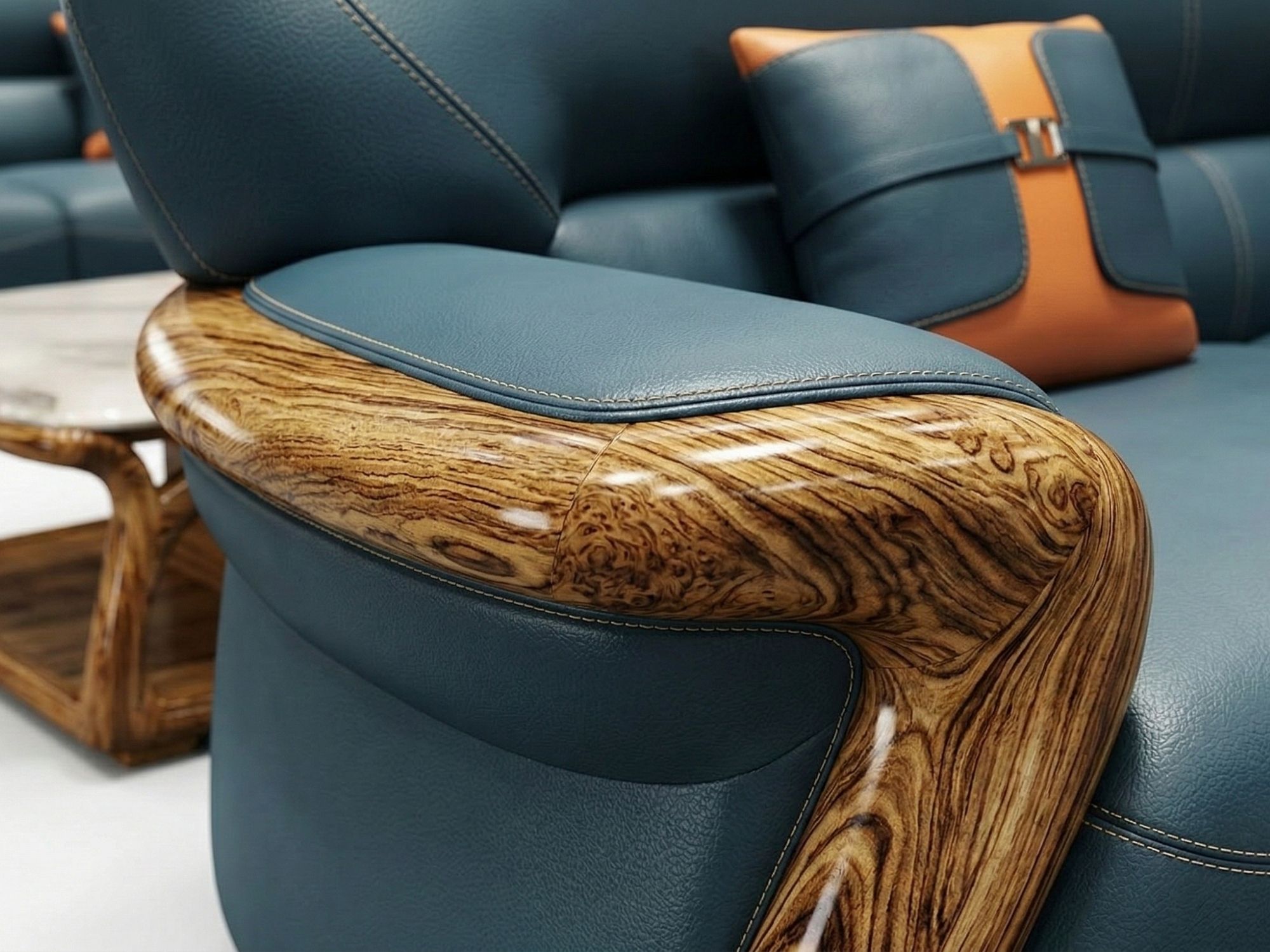 Cận cảnh tay vịn của băng sofa bọc da màu xanh ngọc, nổi bật với phần ốp gỗ mun tự nhiên có vân gỗ độc đáo, uốn lượn mềm m…