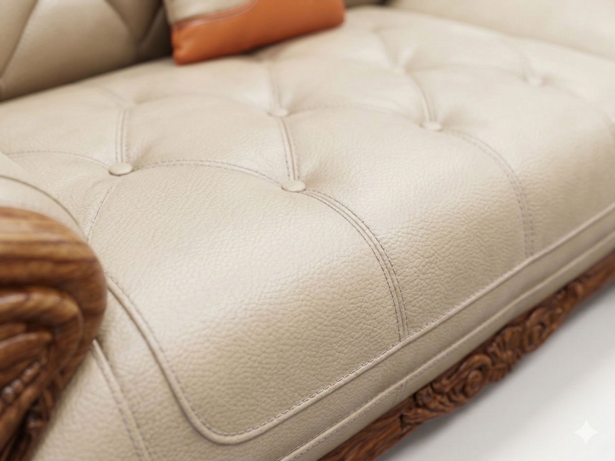 Cận cảnh bề mặt đệm ngồi của ghế sofa, nổi bật với chất liệu da bò tự nhiên cao cấp màu kem. Đệm được may rút múi tinh tế…