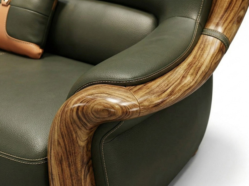 Chi tiết tay vịn của ghế sofa, nổi bật với đường cong mềm mại và vân gỗ mun tự nhiên độc đáo, màu nâu vàng ấm áp. Phần da…