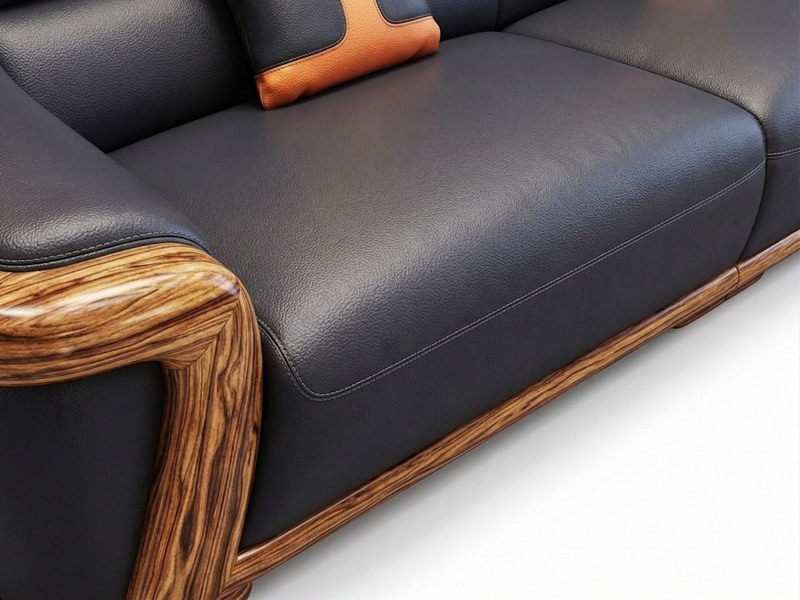 Chi tiết phần đệm ngồi và chân ghế sofa băng màu đen, bọc da bò tự nhiên với đường may tỉ mỉ, tạo cảm giác êm ái và chắc c…