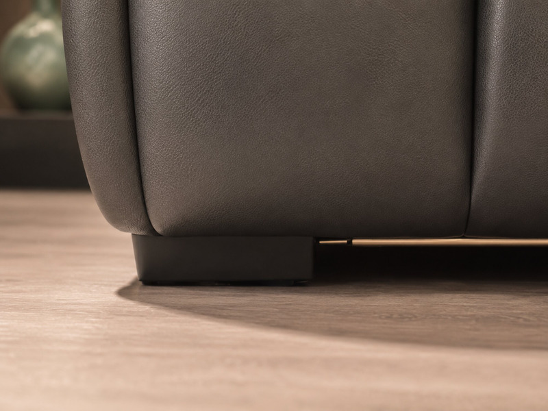 Cận cảnh chân ghế sofa băng SF-HY07-30 màu đen, hình hộp chữ nhật thấp, đặt trên sàn nhà. Góc chụp thấp làm nổi bật sự vữn…