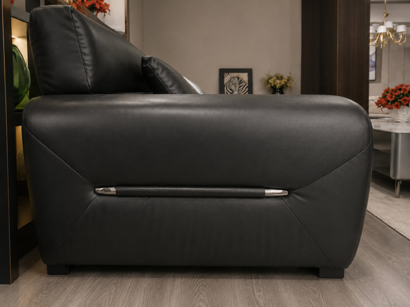 Chi tiết tay vịn của sofa băng SF-HY07-30 màu đen, được bo tròn mềm mại và có điểm nhấn là thanh kim loại sáng bóng ở cạnh…