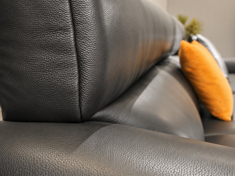 Cận cảnh bề mặt da bò tự nhiên màu đen của sofa băng SF-HY07-30, cho thấy rõ kết cấu da và đường may chắc chắn, tinh tế. M…
