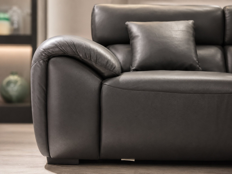 Cận cảnh phần tay vịn và đệm ngồi của sofa băng SF-HY07-30 màu đen, với các nếp gấp tự nhiên của da và đường may tỉ mỉ. Th…