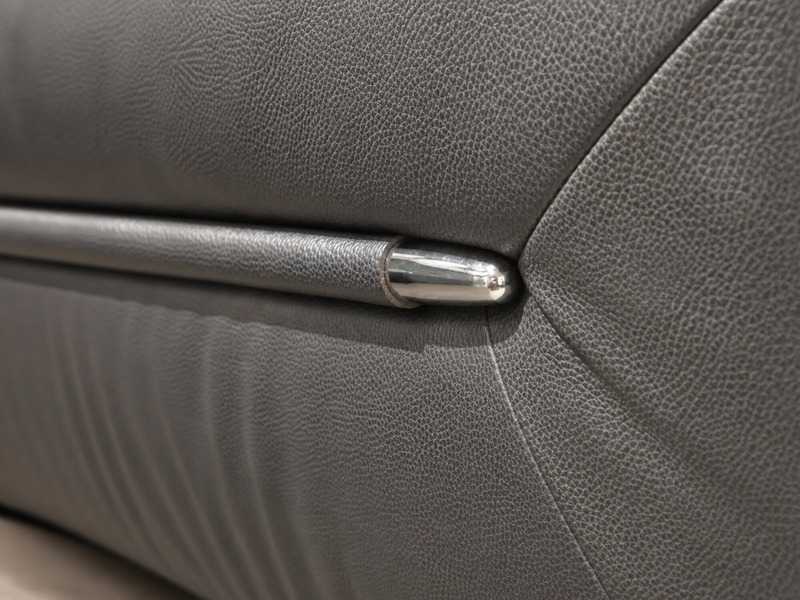 Chi tiết thanh kim loại trang trí màu bạc trên tay vịn của sofa băng SF-HY07-30, được gắn chắc chắn vào lớp da bò tự nhiên…