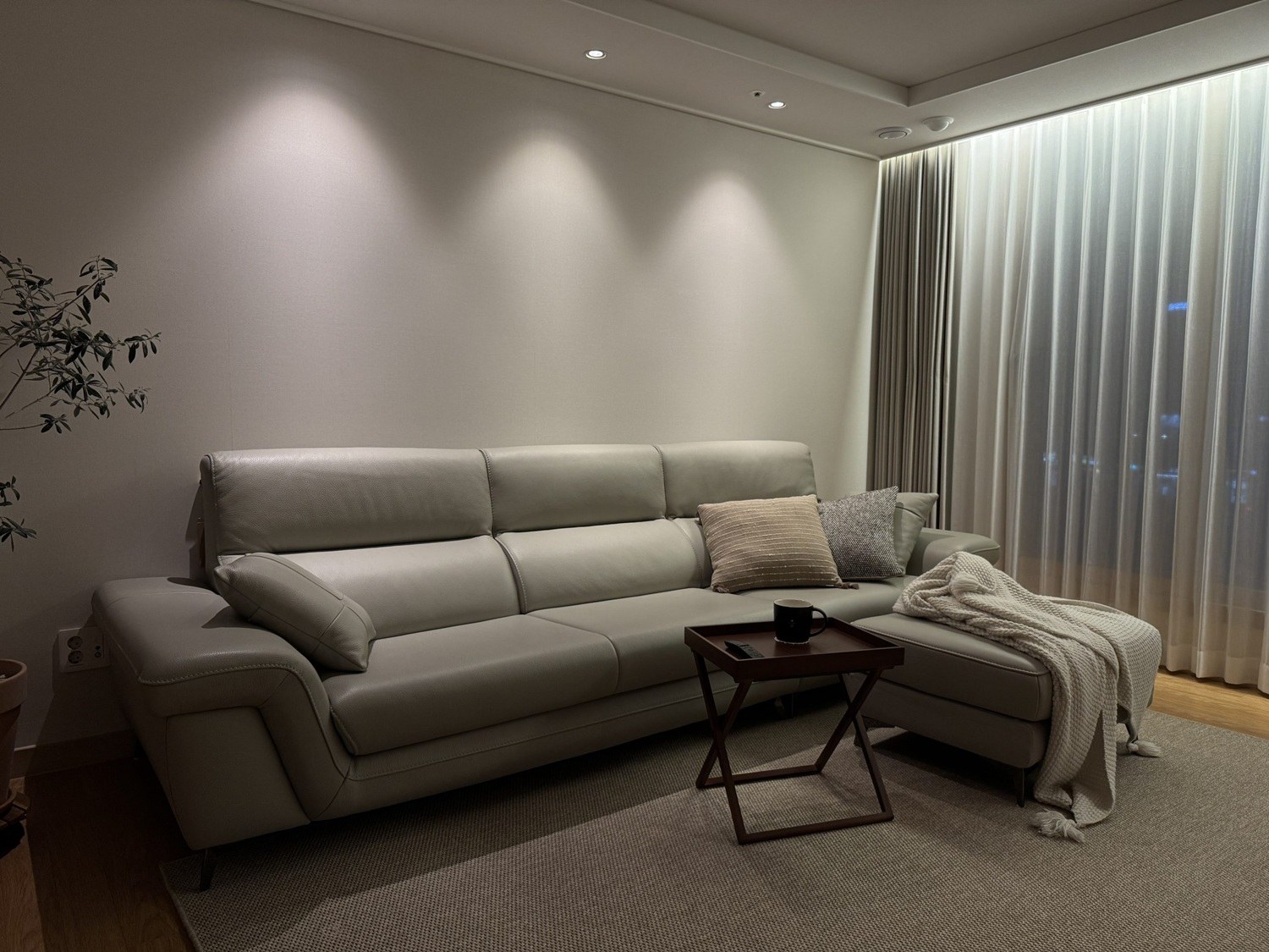 Sofa FLOWEN – Sofa Băng Hiện Đại 4 Chỗ Bọc Da Cao Cấp Êm Ái Thoải Mái