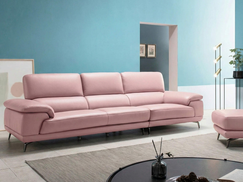 Sofa băng FURNISH màu hồng pastel được đặt trong không gian phòng khách hiện đại, chụp ngang từ phía trước. Sofa có ba chỗ…