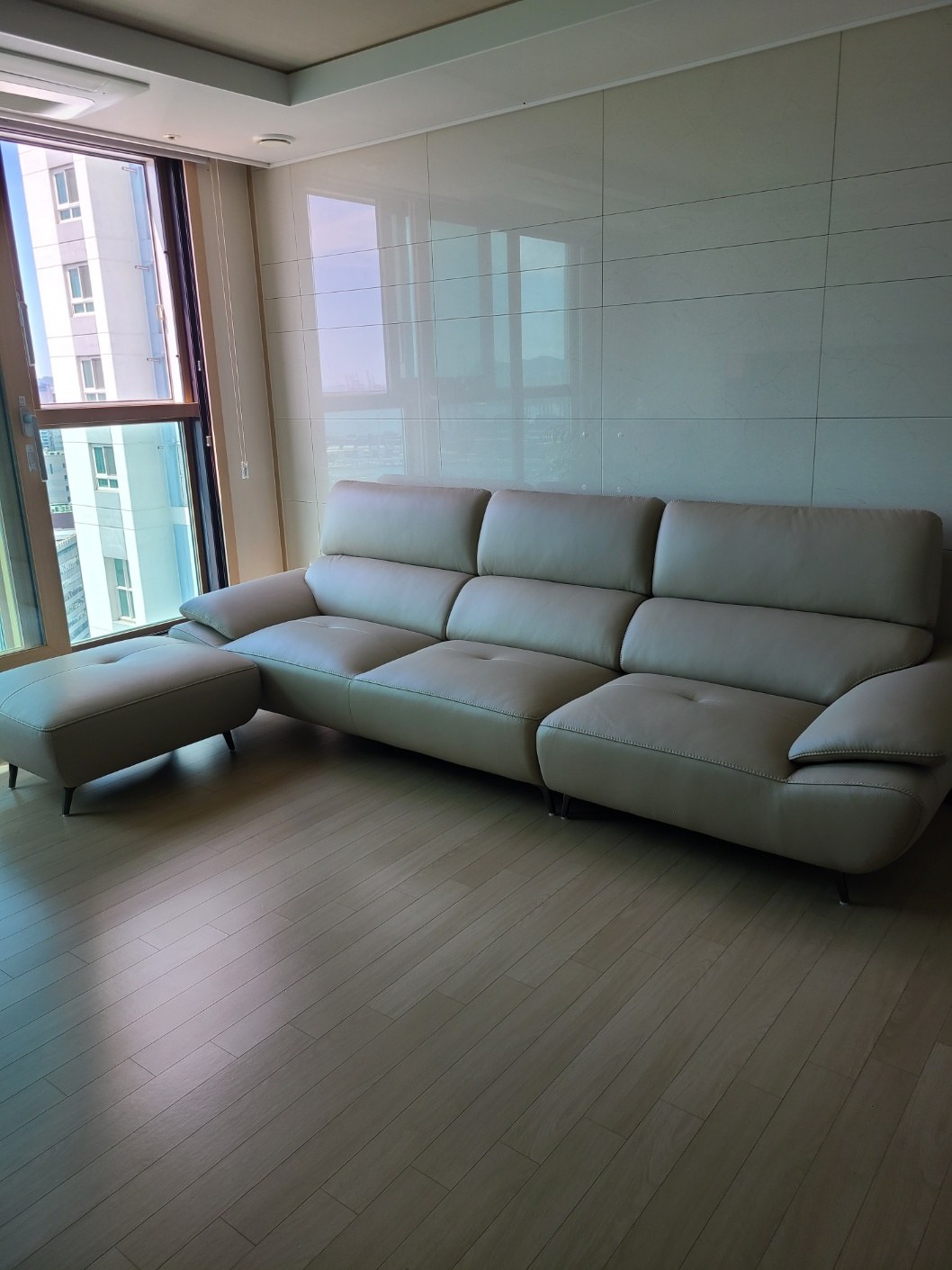 Sofa JASMINE - Sofa Da Phòng Khách Dáng Băng Dáng Thuyền Hoa Nở Rộ