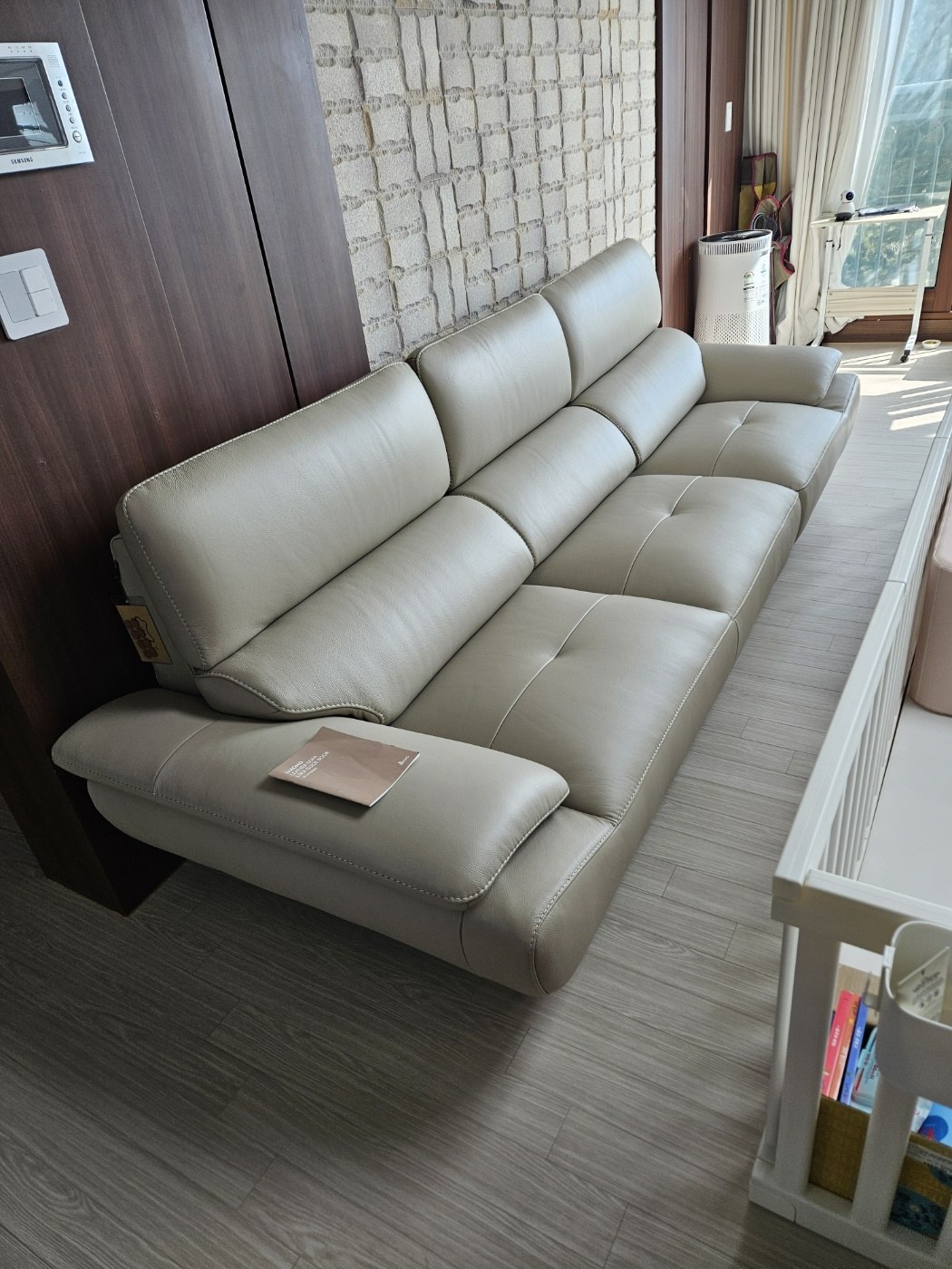 Sofa JASMINE - Sofa Da Phòng Khách Dáng Băng Dáng Thuyền Hoa Nở Rộ