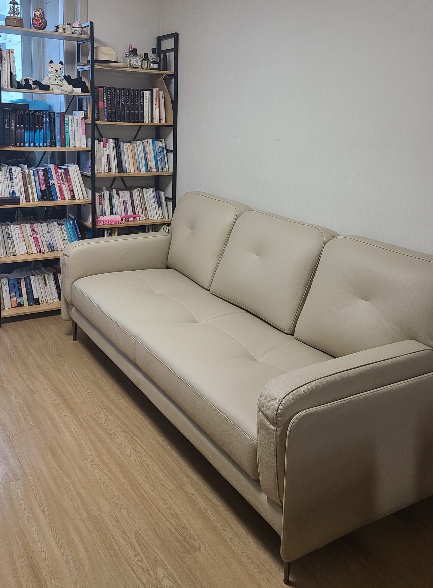 Sofa LUMI - Sofa Da Hiện Đại Thiết Kế Thanh Mảnh Cho Phòng Khách Tinh Tế