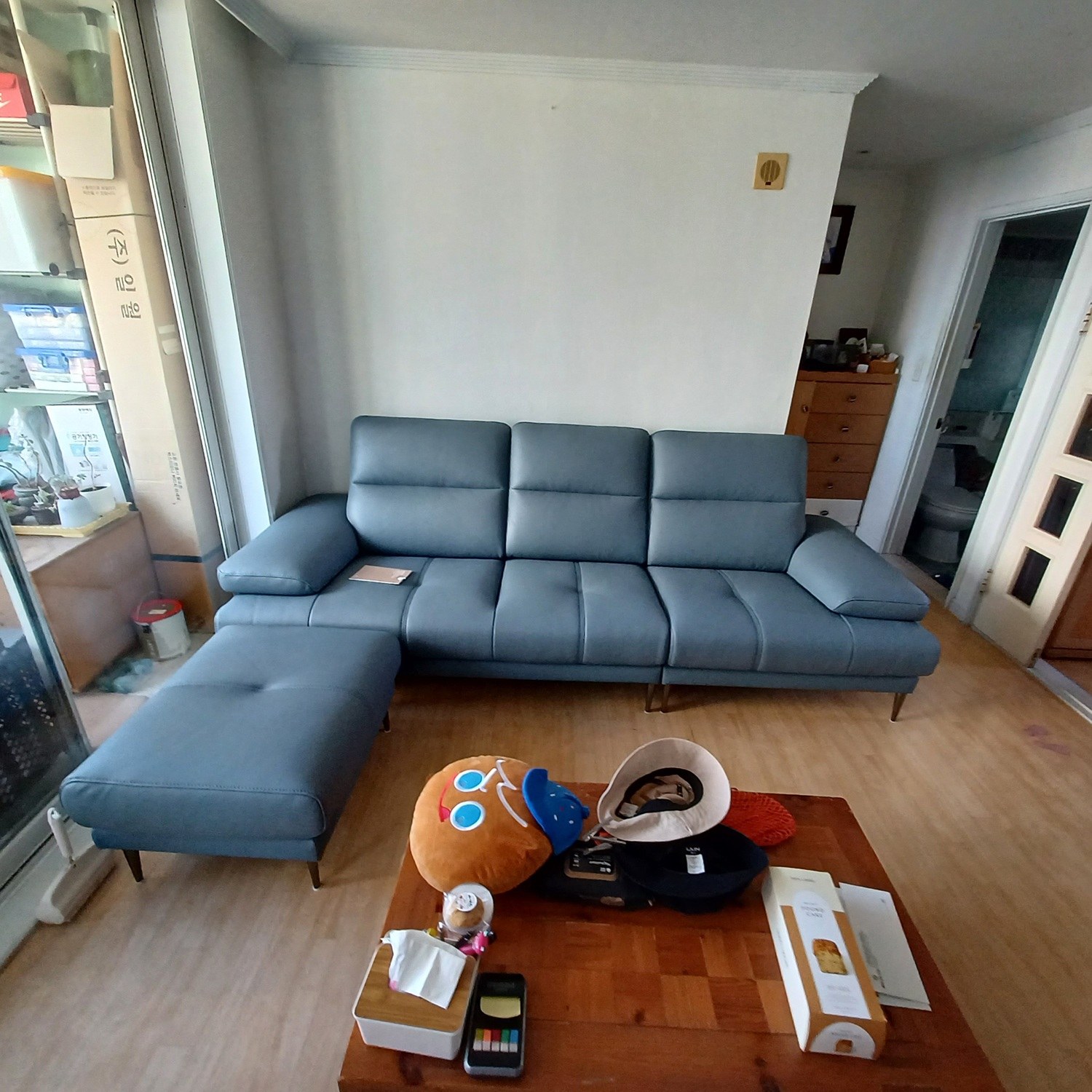 Sofa LULLABY màu xanh xám, kiểu dáng băng hiện đại với đôn rời linh hoạt, được chụp toàn cảnh trong không gian phòng khách…