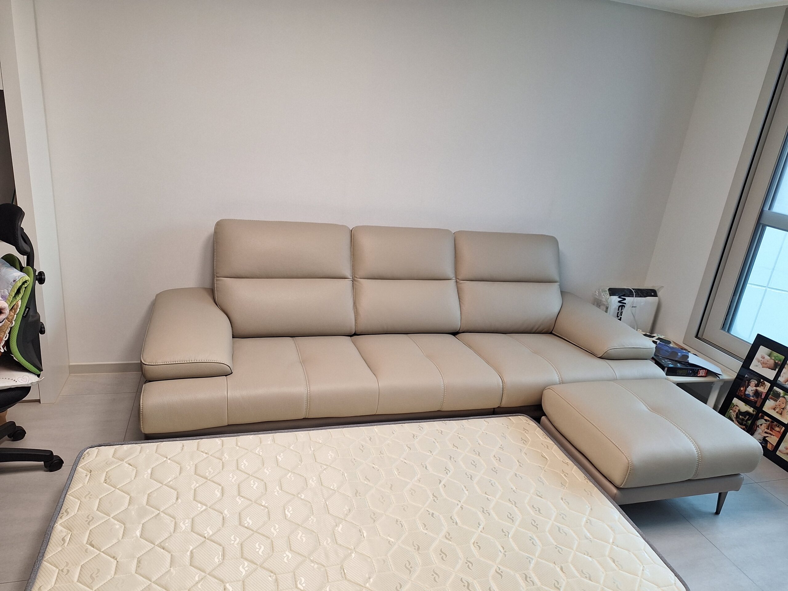 Sofa LULLABY dạng băng hiện đại màu kem nhạt, được chụp từ góc nhìn trên cao, cho thấy thiết kế tay bệt rộng rãi và đệm ng…