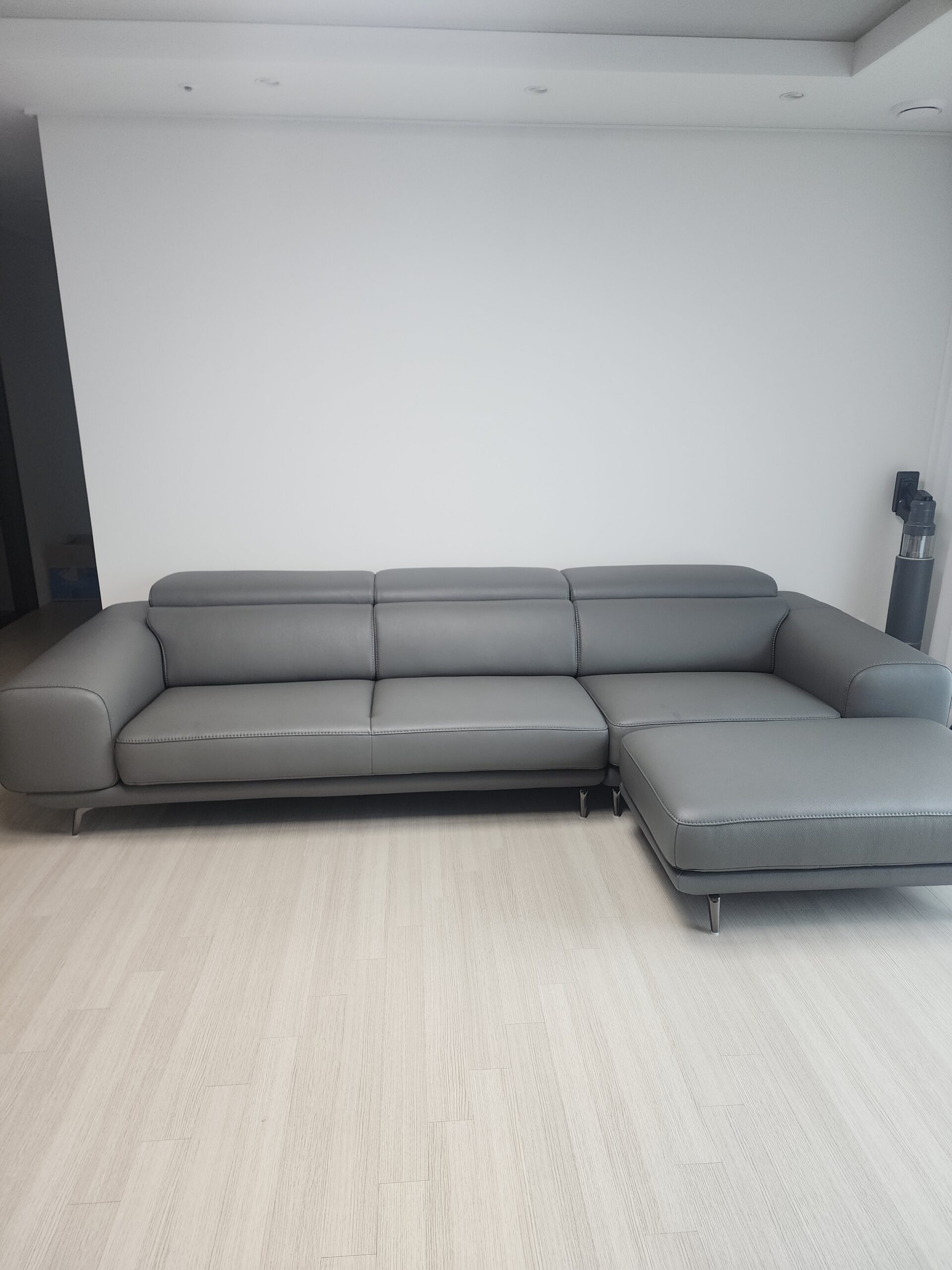 Sofa MELLARO - Sofa Da Dáng Băng 3 Chỗ Tựa Đầu Thông Minh Sang Trọng