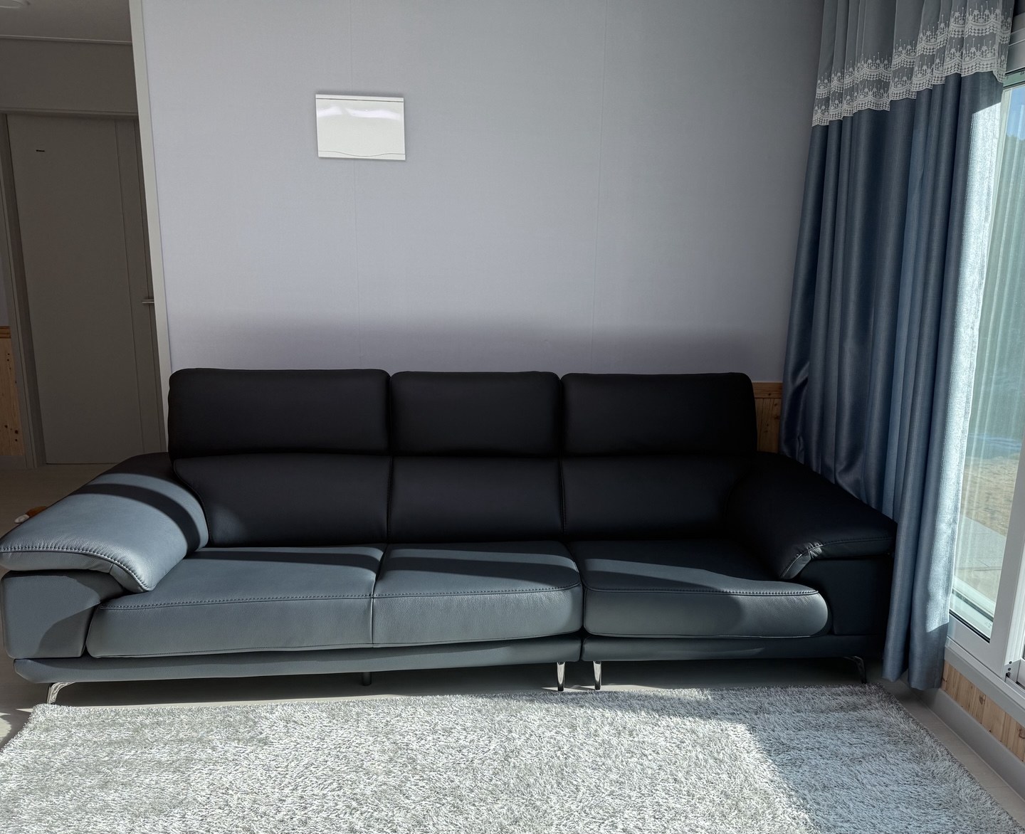Sofa ROWAN – Sofa Phòng Khách Hiện Đại Bọc Da Với Đầu Thông Minh