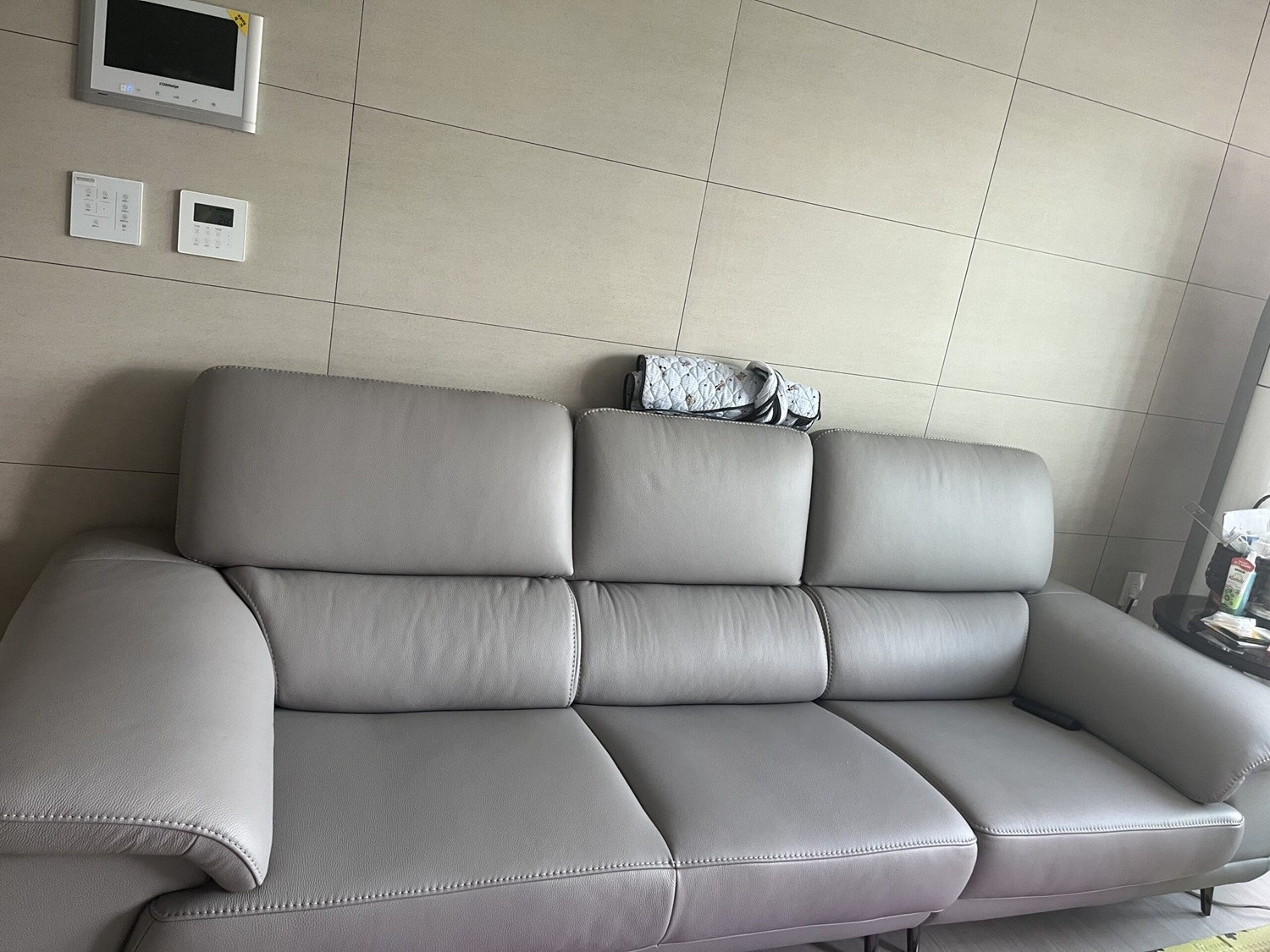 Sofa ROWAN – Sofa Phòng Khách Hiện Đại Bọc Da Với Đầu Thông Minh