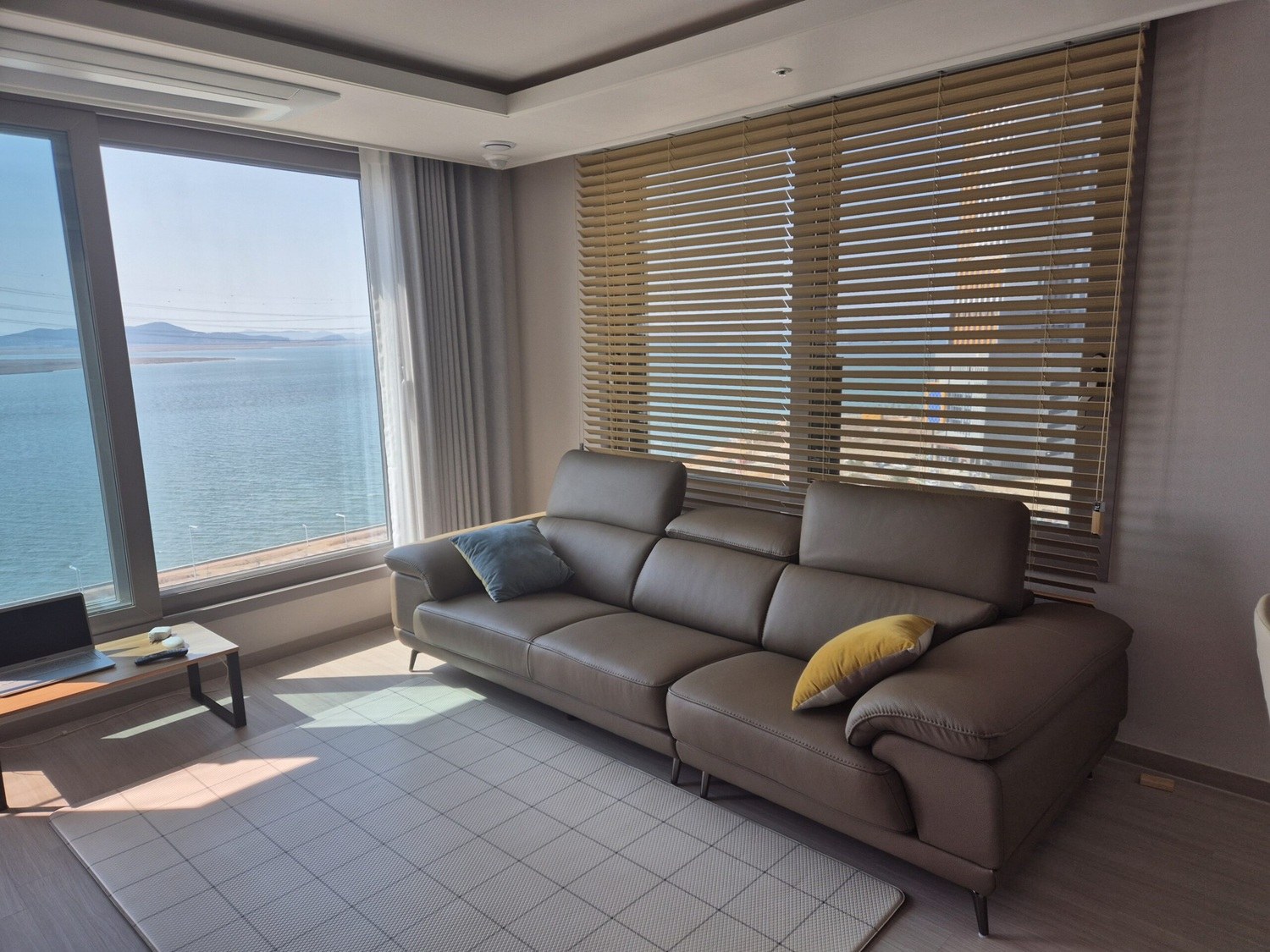 Sofa ROWAN – Sofa Phòng Khách Hiện Đại Bọc Da Với Đầu Thông Minh