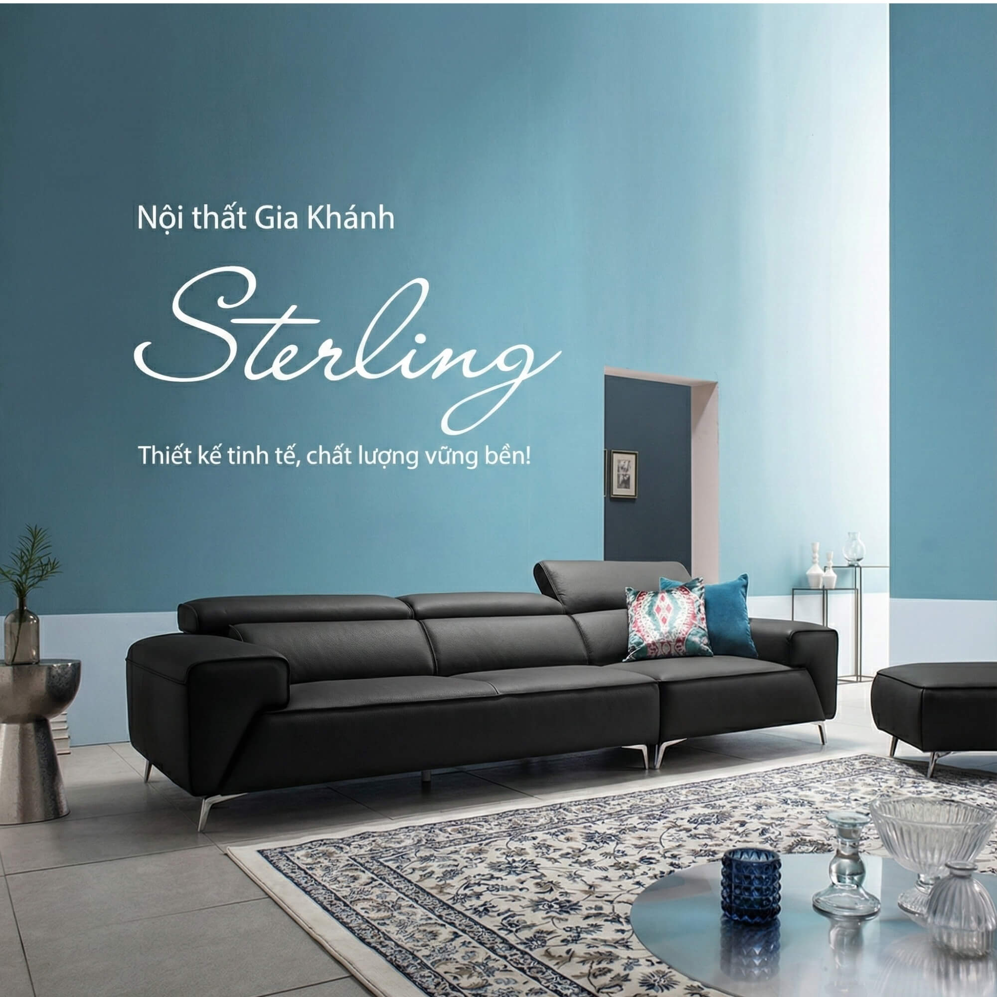 Sofa STERLING màu đen đặt trong không gian phòng khách hiện đại, với ánh sáng tự nhiên chiếu vào. Bố cục bao gồm bàn trà t…