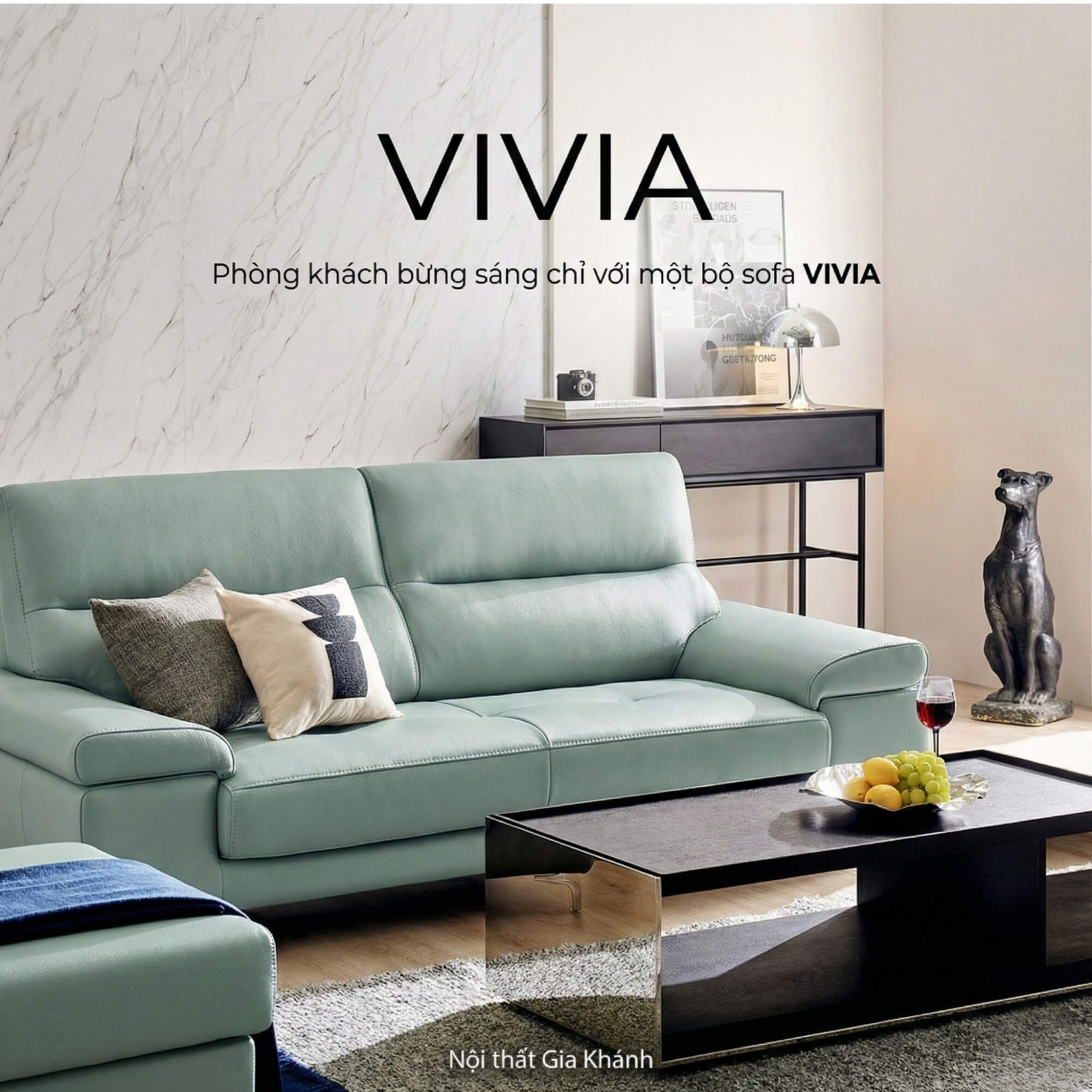 Sofa VIVIA màu xanh mint đặt trong phòng khách hiện đại với ánh sáng tự nhiên. Góc chụp tổng thể cho thấy sofa kết hợp hài…