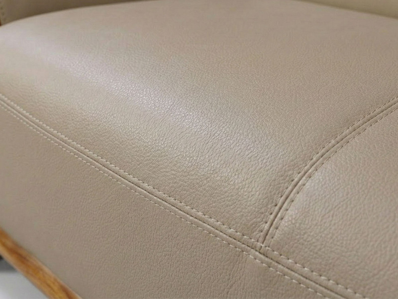 Chi tiết bề mặt da bò tự nhiên cao cấp màu be của đệm ghế sofa, với những đường may đôi chắc chắn và tinh xảo, tạo điểm nh…