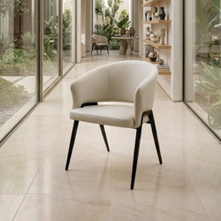Ghế ăn Averra GASJ-851 màu kem được chụp cận cảnh trong một không gian mở tràn ngập ánh sáng tự nhiên, với cửa kính lớn và…