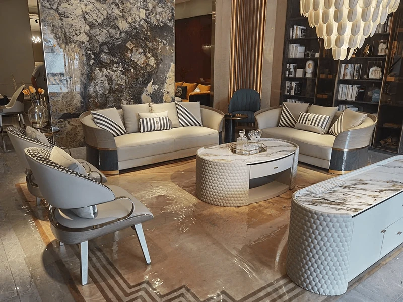 Toàn cảnh bộ sofa luxury SF-GD20-1124 được chụp từ góc hơi chếch, cho thấy rõ 02 ghế đơn, 01 băng 2, 01 băng 4 và bàn trà…