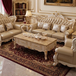 Toàn cảnh bộ sofa Vương Miện SB968-123 trong phòng khách tân cổ điển sang trọng. Bộ sofa da màu kem với họa tiết dát vàng…