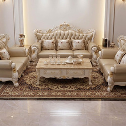 Toàn cảnh bộ sofa và bàn trà tân cổ điển trong một phòng khách rộng lớn, với ánh sáng ấm áp từ đèn trần và cửa sổ. Bàn trà…