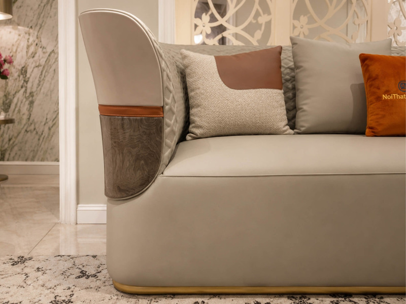 Góc chụp cận cảnh phần tay vịn và đệm ngồi của ghế sofa IMPERIO SFGD52-123. Tay vịn bo cong mềm mại, bọc da màu be, được n…
