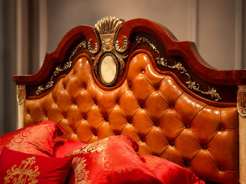 Giường ngủ King size được chụp từ góc thấp, làm nổi bật chiều cao và sự bề thế của đầu giường. Ga trải giường màu trắng kế…