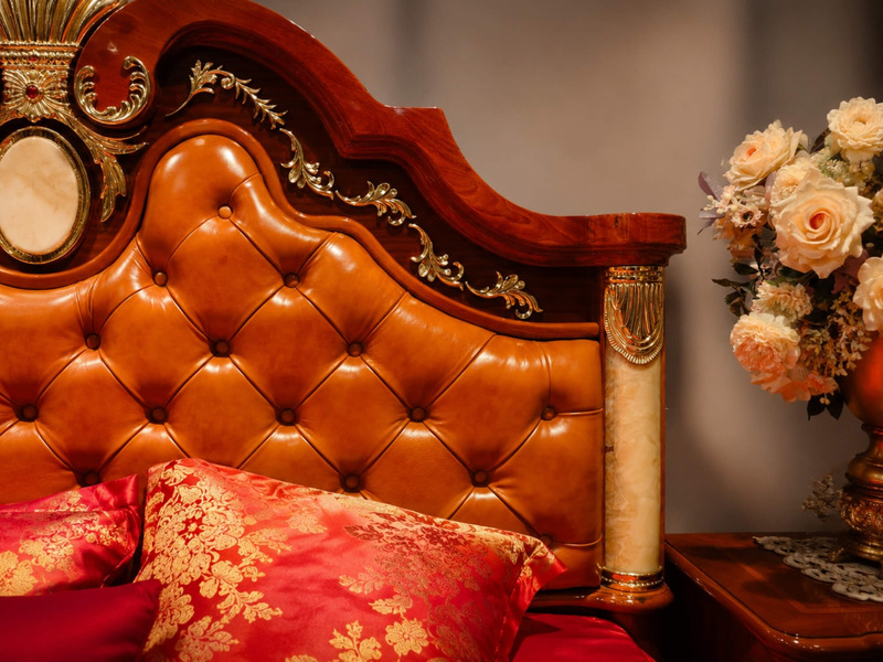 Giường ngủ King size chụp từ phía chân giường, cho thấy toàn bộ chiều dài và rộng của sản phẩm. Khung giường gỗ sồi màu nâ…