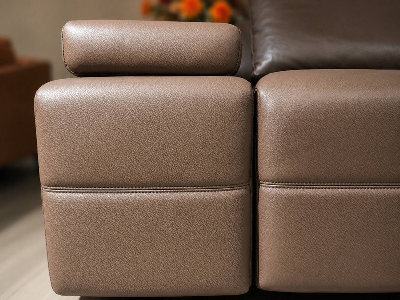 Góc chụp cận cảnh phần chân ghế và đường may tinh xảo của sofa SF8132, cho thấy chất liệu da bò cao cấp và sự hoàn thiện t…