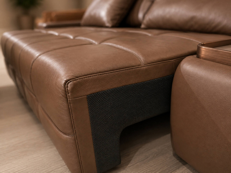 Cận cảnh bề mặt da bò tự nhiên của ghế sofa SF8132, nổi bật với đường may chỉ nổi và độ căng mịn của chất liệu. Màu nâu ấm…
