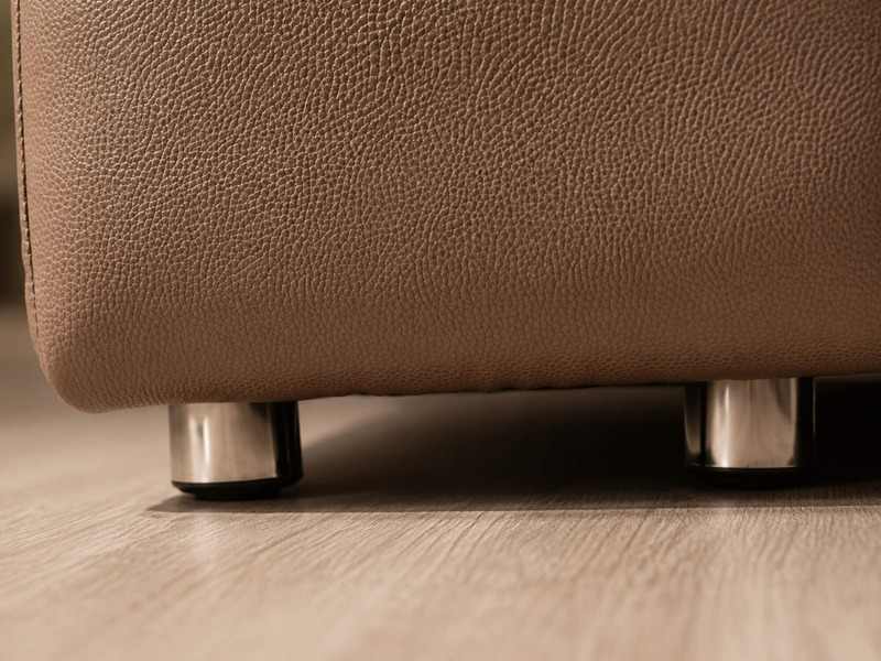Cận cảnh chân ghế sofa SF8132 bằng kim loại sáng bóng, thiết kế hiện đại, nâng đỡ thân ghế bọc da bò màu nâu. Chân ghế vữn…