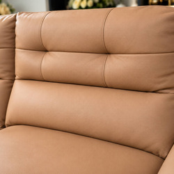 Cận cảnh bề mặt da bò tự nhiên của ghế sofa chỉnh điện SF8144 màu nâu be. Các đường may ngang tinh tế tạo múi phồng cho tự…