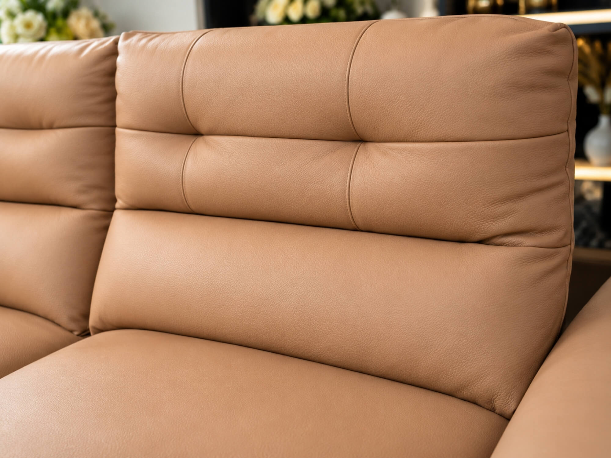 Cận cảnh bề mặt da bò tự nhiên của ghế sofa chỉnh điện SF8144 màu nâu be. Các đường may ngang tinh tế tạo múi phồng cho tự…