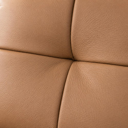 Cận cảnh bề mặt da bò tự nhiên của ghế sofa chỉnh điện SF8144 màu nâu be, tập trung vào các đường may chìm và độ căng mịn…