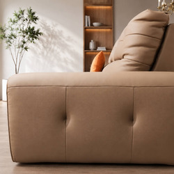 Chi tiết góc của ghế sofa chỉnh điện SF8144 màu nâu be, chụp cận cảnh từ phía sau. Tựa lưng và đệm ngồi có đường may ngang…