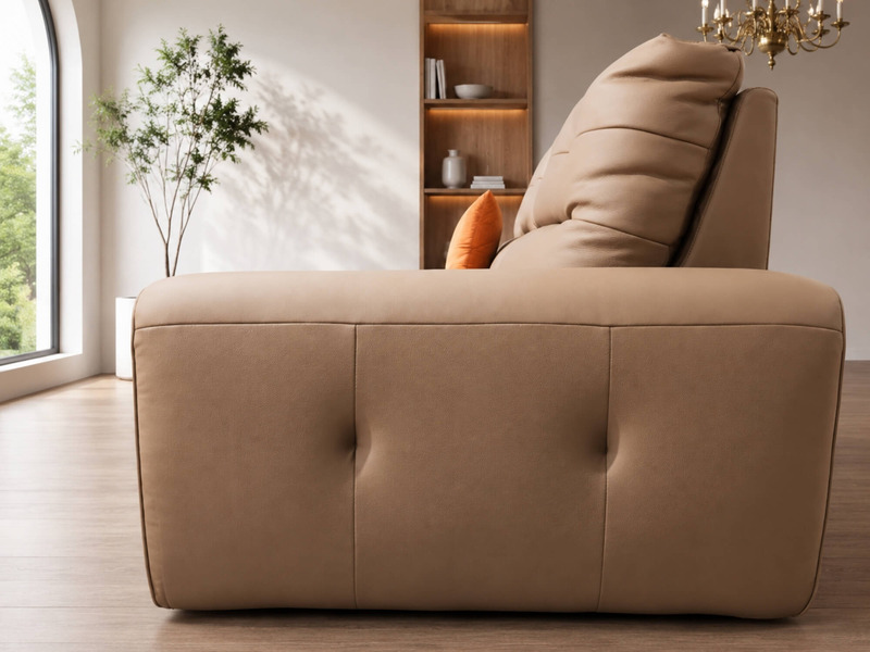 Chi tiết góc của ghế sofa chỉnh điện SF8144 màu nâu be, chụp cận cảnh từ phía sau. Tựa lưng và đệm ngồi có đường may ngang…