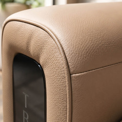 Cận cảnh góc bo tròn mềm mại của tay vịn ghế sofa chỉnh điện SF8144 màu nâu be, kết hợp với chi tiết màu đen bóng ở cạnh…