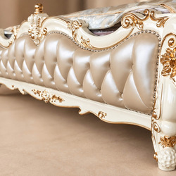 Góc chụp nghiêng cận cảnh phần chân giường và thành giường của Giường Ngủ REGALIA GIB68-20. Cả chân và thành giường đều bọ…