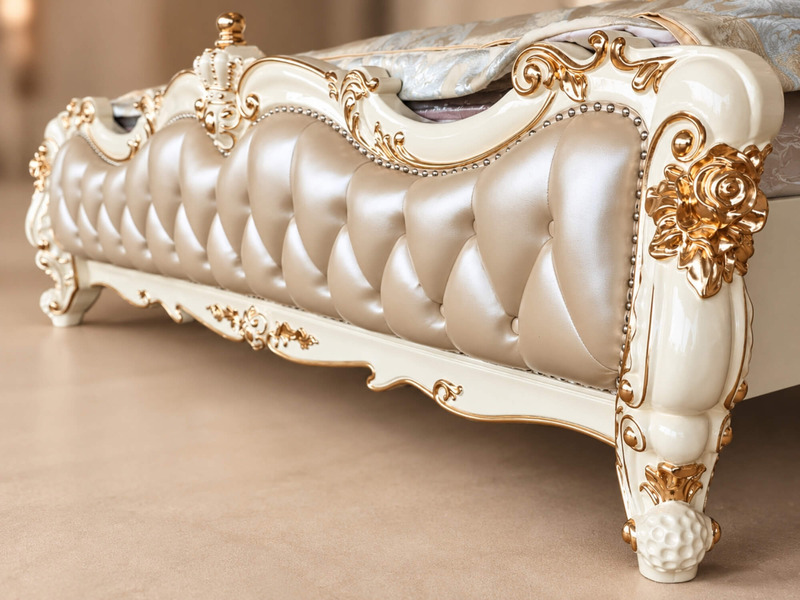 Góc chụp nghiêng cận cảnh phần chân giường và thành giường của Giường Ngủ REGALIA GIB68-20. Cả chân và thành giường đều bọ…