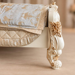 Cận cảnh phần chân giường và chân đỡ của Giường Ngủ REGALIA GIB68-20. Chân giường được thiết kế cong nhẹ, sơn trắng ngà và…
