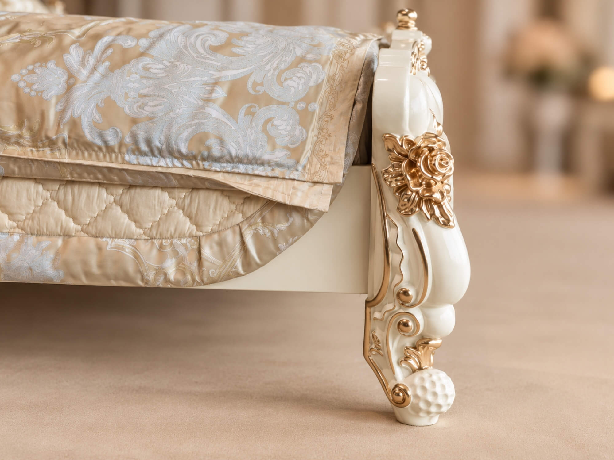 Cận cảnh phần chân giường và chân đỡ của Giường Ngủ REGALIA GIB68-20. Chân giường được thiết kế cong nhẹ, sơn trắng ngà và…