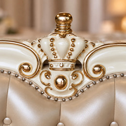Chi tiết hoa văn mạ vàng và đường viền đính hạt trên đỉnh chân giường của Giường Ngủ REGALIA GIB68-20. Các hạt trang trí n…