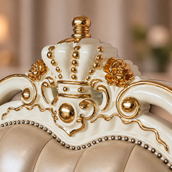 Cận cảnh chi tiết vương miện mạ vàng trên đỉnh đầu giường của Giường Ngủ REGALIA GIB68-20. Vương miện được chạm khắc tinh…
