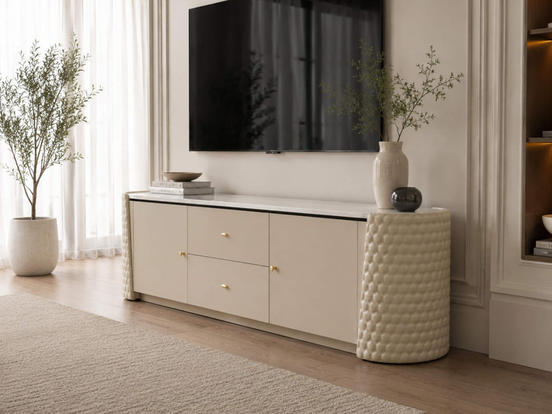 Kệ tivi IMPERIO Luxury KTQ916 chụp từ góc chéo bên trái, làm nổi bật mặt đá trắng vân mây và chi tiết bọc da dập nổi độc đ…