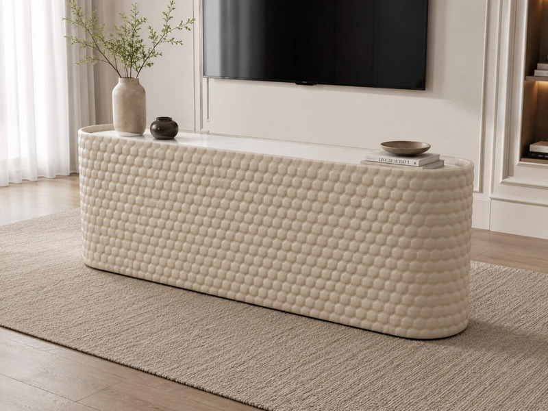 Kệ tivi IMPERIO Luxury KTQ916 nhìn từ góc thấp, tập trung vào phần chân đế và hông tủ bọc da dập nổi họa tiết độc đáo. Mặt…