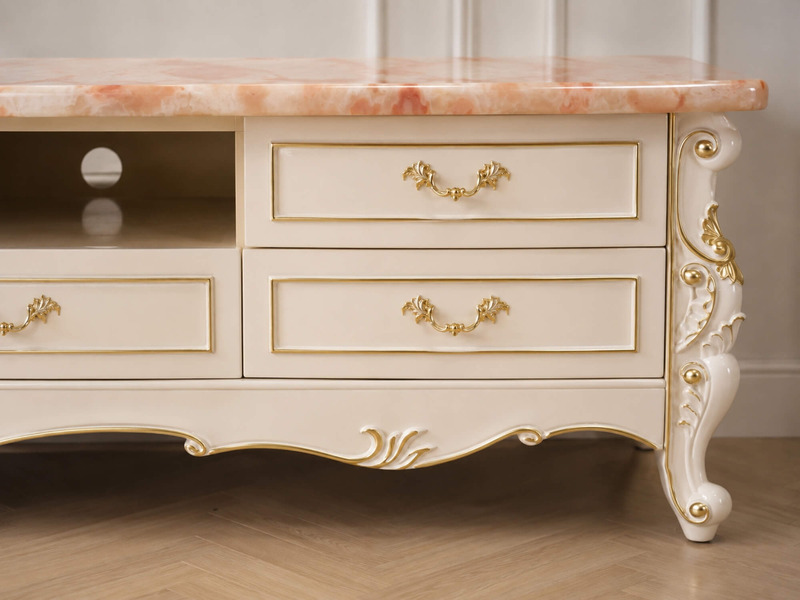 Chụp cận cảnh góc nghiêng của kệ tivi SAVOY 2M2, tập trung vào phần chân kệ và ngăn kéo. Chân kệ được thiết kế cong nhẹ vớ…